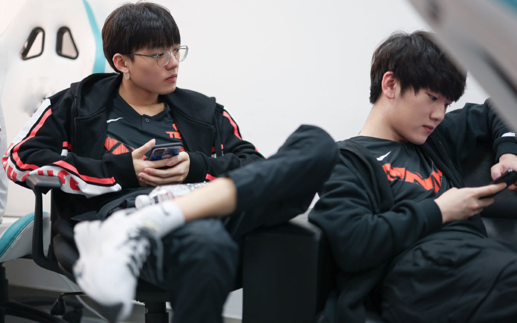 爱游戏官方-马来西亚队鏖战印度队，黄鸭组合扛起全队