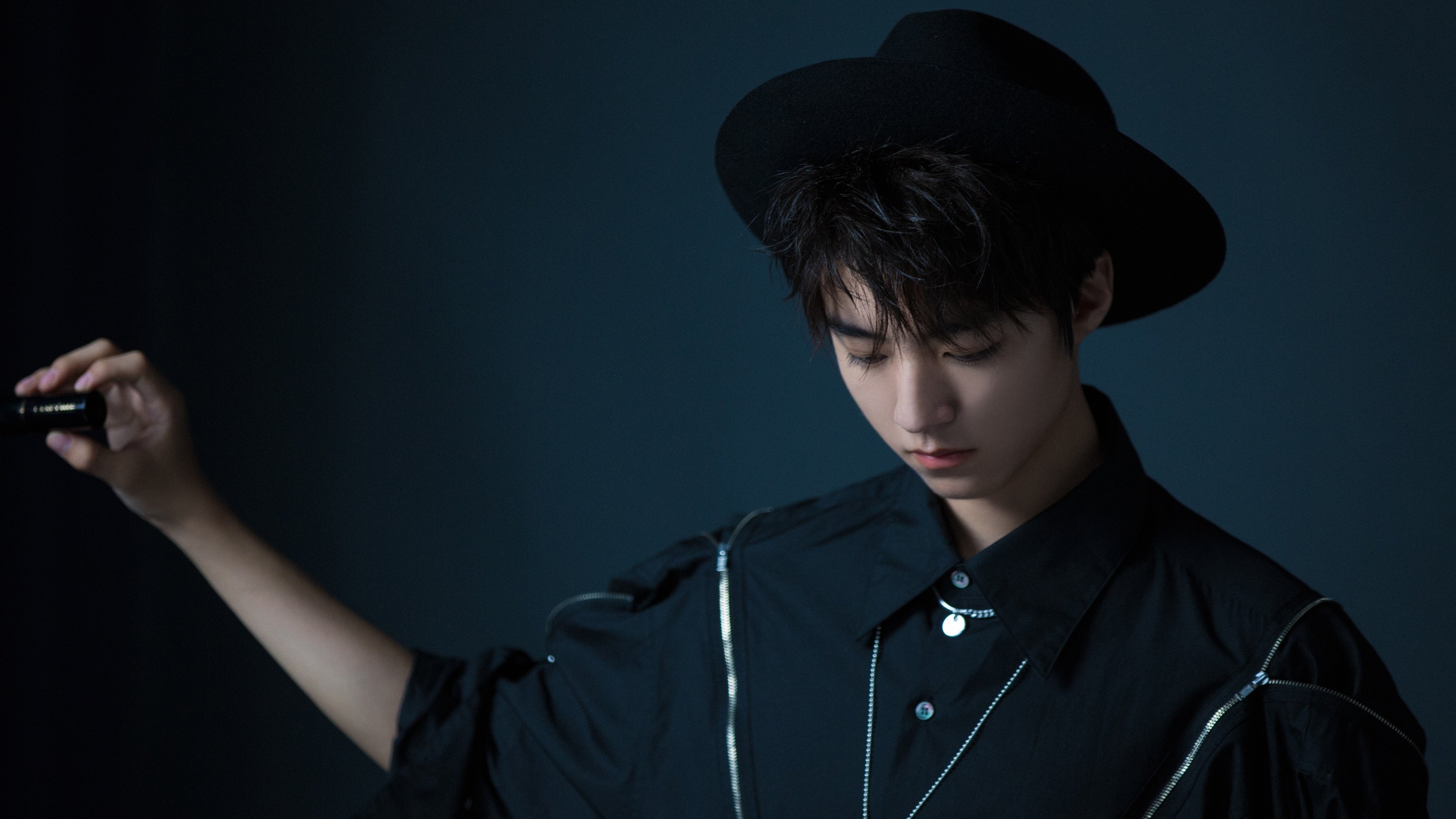 爱游戏官方入口-双重奏，阿斯顿马丁的铁骑轰鸣与周冠宇点燃的东方焰火